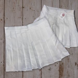 Skater/uniform white mini skirt. Size 6 - fits like a 4